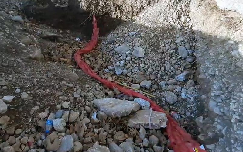 Futbol sahasındaki kazıda insan kemikleri ve lahit bulundu