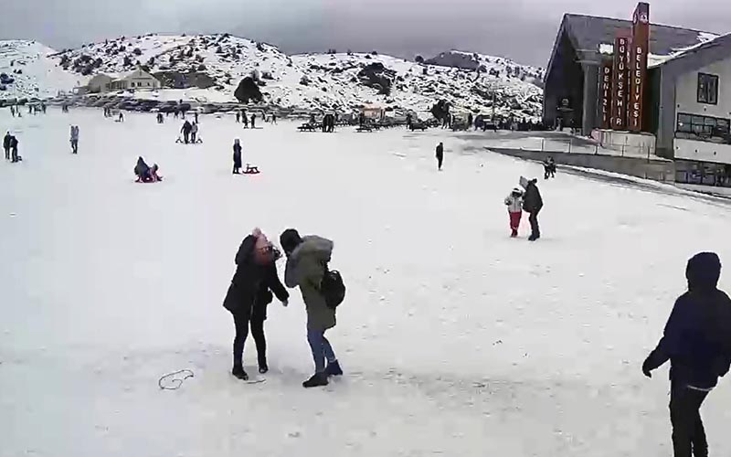 Soğuk hava onlara işlemedi, Bozdağ’da kayak ve kar topu keyfini yaşadılar
