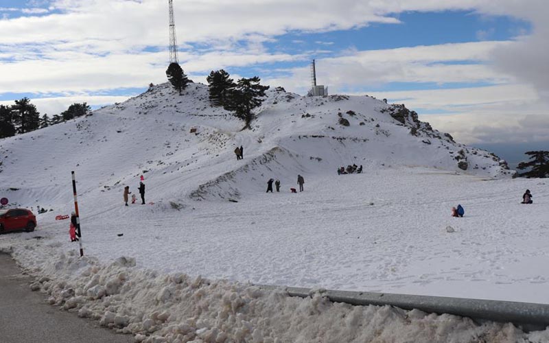 Bozdağ’ın erkencileri, kayak merkezi kapalı ama onlar kar keyfi için geldi