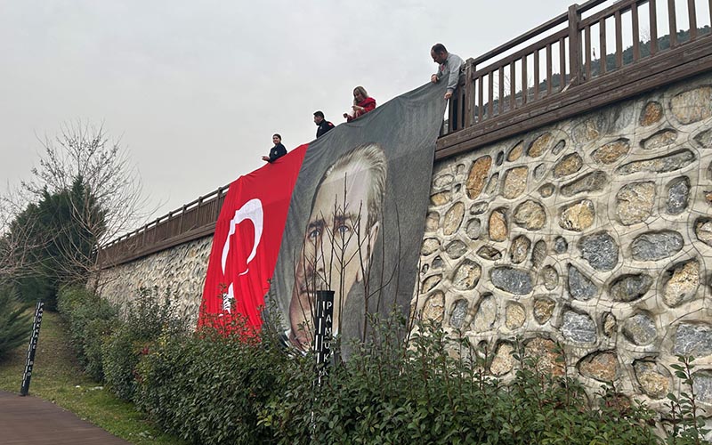 Pamukkale Belediyesinden Türk bayrağına saldırıya bayrak ve Atatürk posterli tepki