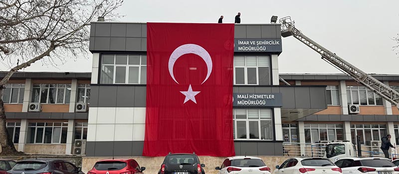 Denizli Pamukkale Belediyesinden Türk bayrağına saldırıya bayrak ve Atatürk posterli tepki