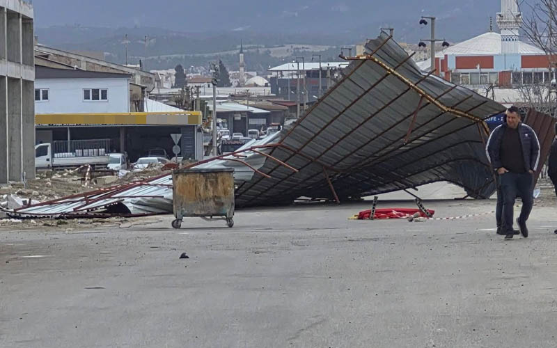 Kuvvetli rüzgar çatıyı uçurup yola attı