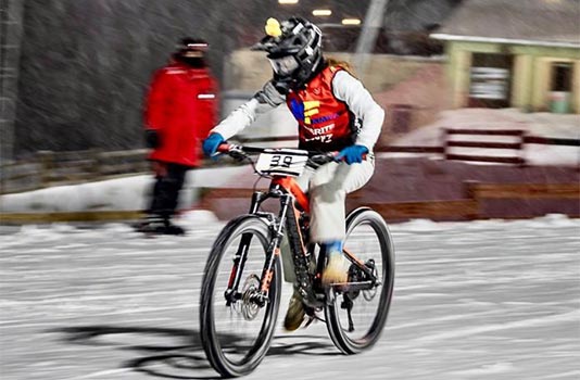 Denizlili bisikletçi İremsu Çağlar snow bike yarışlarında birinci oldu