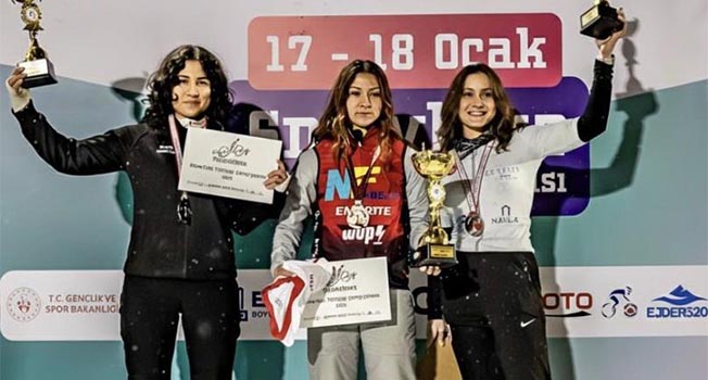 Denizlili bisikletçi İremsu Çağlar snow bike yarışlarında birinci oldu