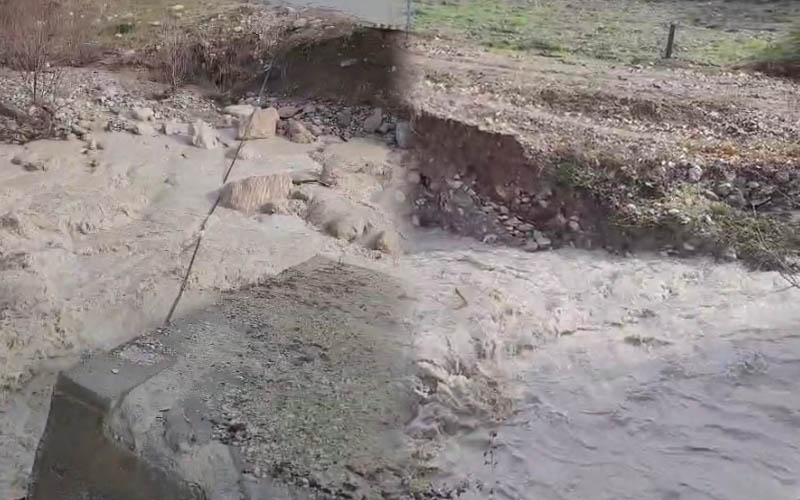Aşırı yağış köprüyü yıktı