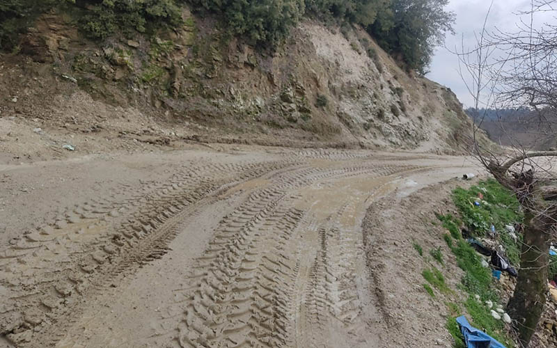 Heyelanda kapanan yol açıldı, öğrenciler okullarına kavuştu