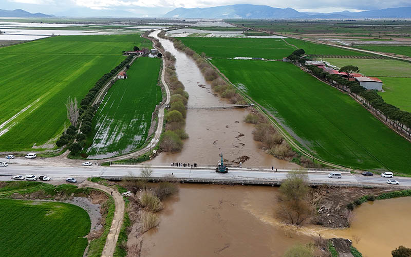 Büyük Menderes Nehri’nde su seviyesi taşma noktasına geldi