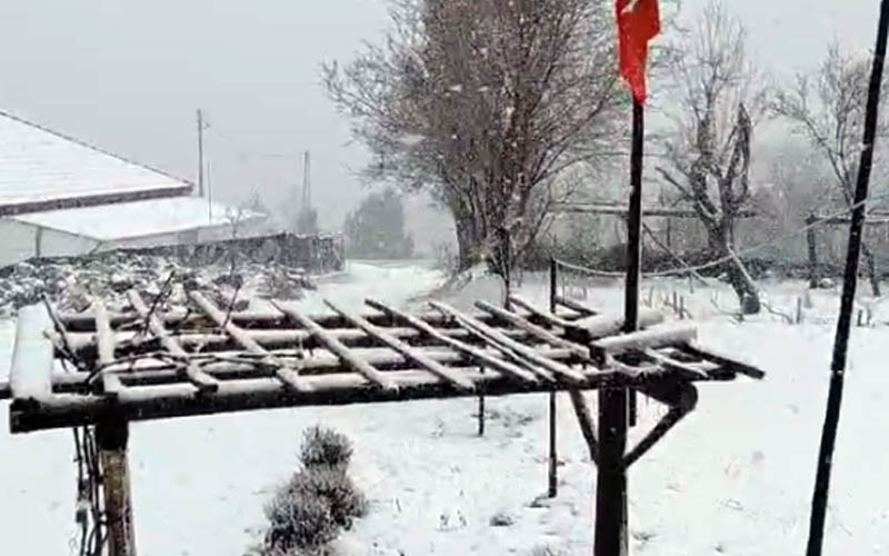 Çameli’de sel köprüyü yıktı, kar yağışı beyaz örtü bıraktı