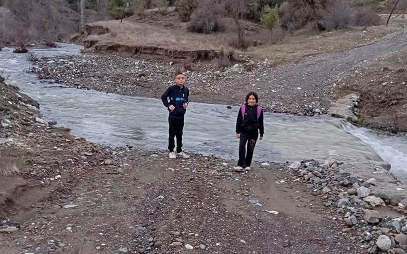 Taşımalı öğrenci Uysal kardeşler ‘okul yolu çile dolu’ diyerek köprü istedi