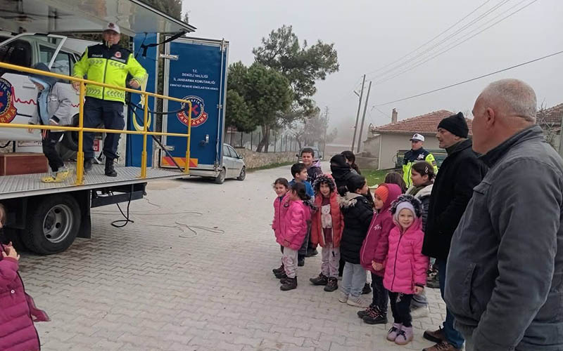 Jandarmadan miniklere emniyet kemeri eğitimi
