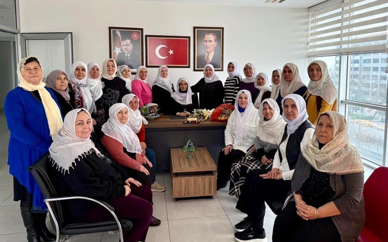 Kıyafeti nedeniyle hedef alınan belediye başkanına şalvarlı destek