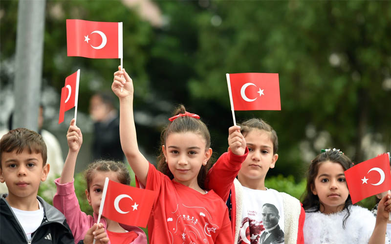 Öğrenciler ‘bayrak sevgisi’ temasıyla ders başı yaptı