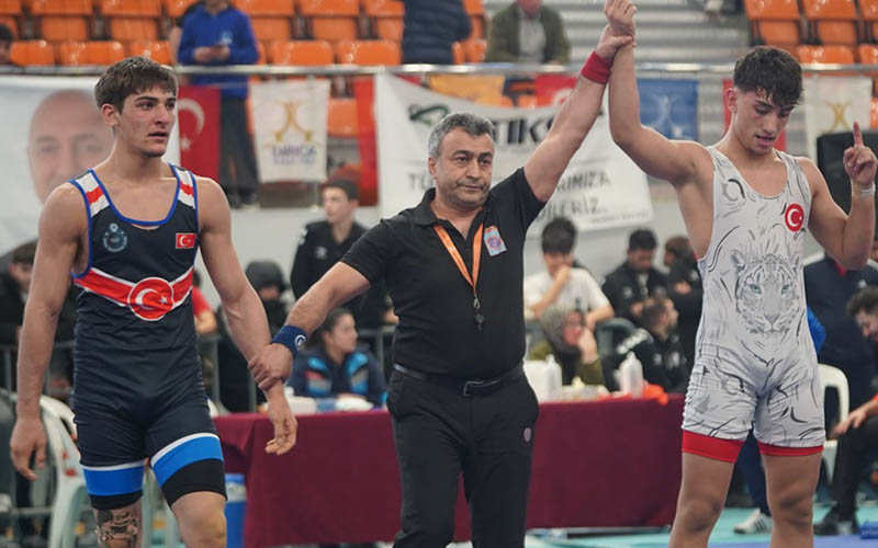 Denizlili sporcudan güreşte altın madalya