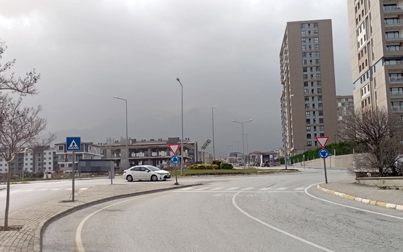 Rüzgarla taşınan toz kentin üzerinde gri bir tabaka oluşturdu