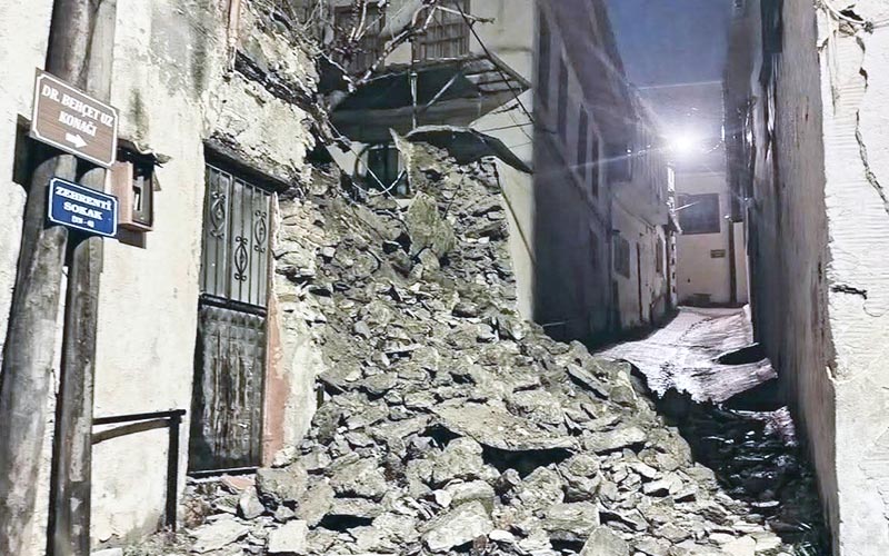 Evin duvarı yağışa dayanamayıp yıkıldı