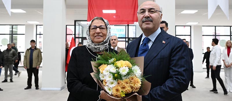 Denizli'nin Buldan ilçesinde hayırsever Perihan Vural tarafından yaptırılan okul eğitim-öğretime açıldı