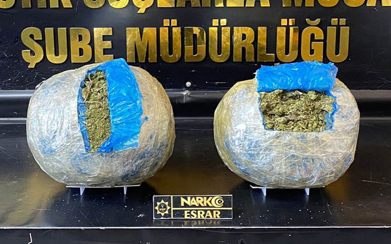 Denizli’ye sokmak istedikleri 6,4 kilo esrarla yakalandılar