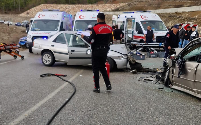 İki otomobilin çarpışması sonucu ikisi ağır 4 kişi yaralandı