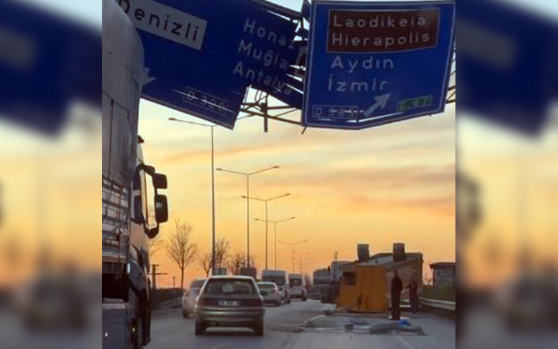 Hafriyat kamyonu yön levhalarını parçaladı
