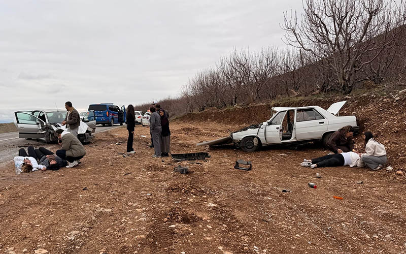 İki araç çarpıştı, 4 kişi yaralı kurtuldu