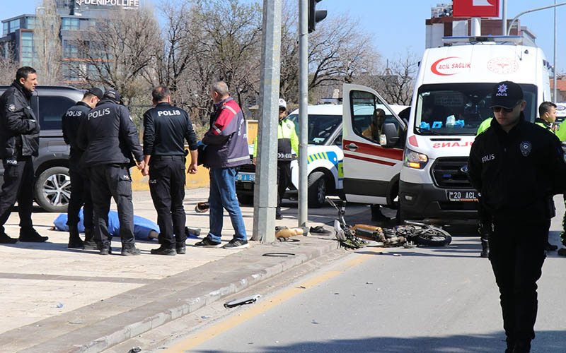 Kamyonet ile çarpışan motosikletin sürücüsü hayatını kaybetti