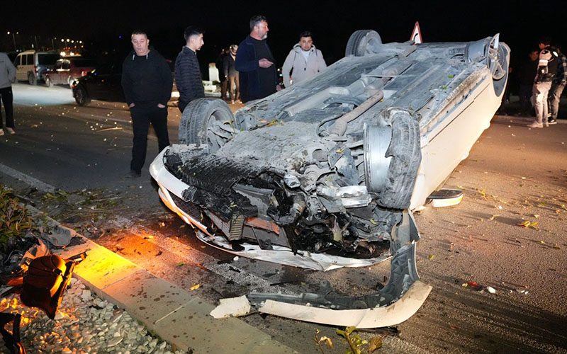 Takla atan otomobil ters geldi, hurdaya döndü