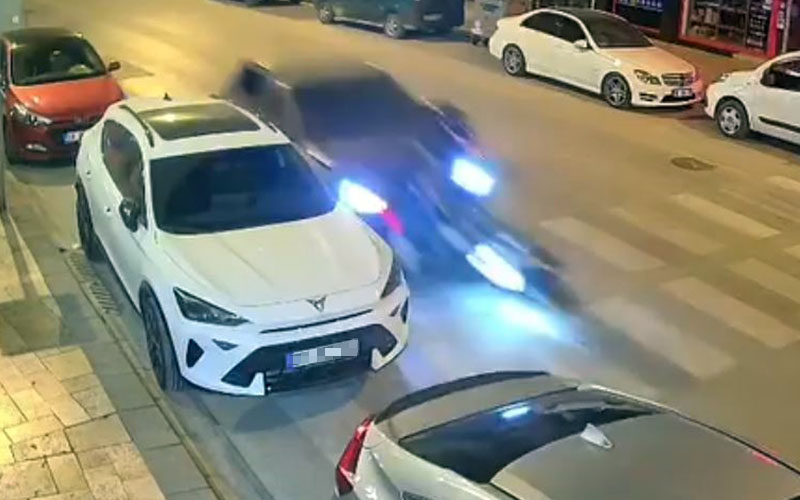 Otomobil sürücüsü, tartıştığı motosikletliye çarptı