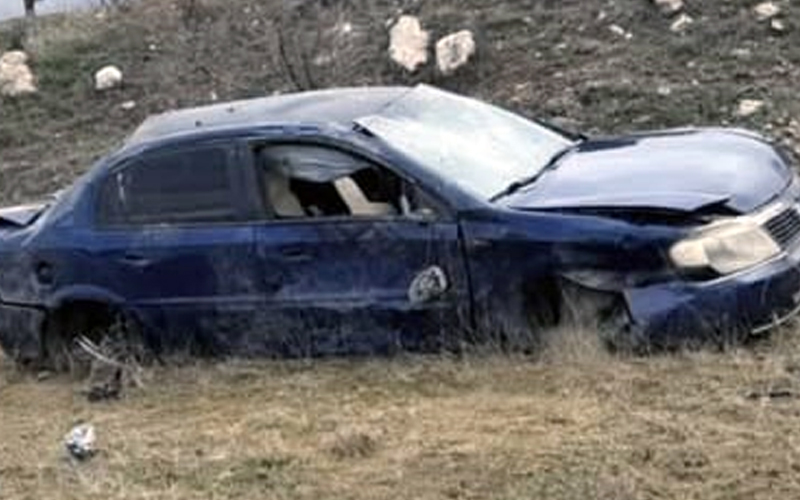 Otomobil şarampole yuvarlandı: 1 ölü, 2 yaralı