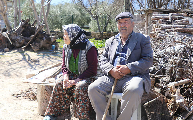 Yaşlı çift depremde hasar gören evlerine giremiyor