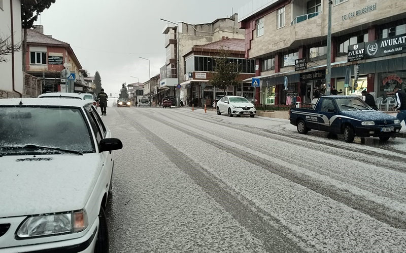 Dolu yağdı, yollar beyaza büründü