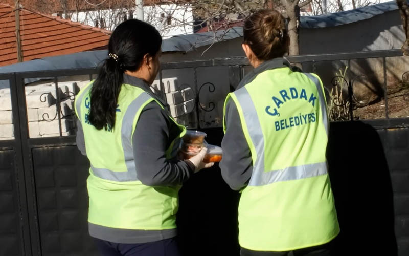 Çardak’ta ihtiyaç sahibi ailelere yemek ve gıda kolisi desteği