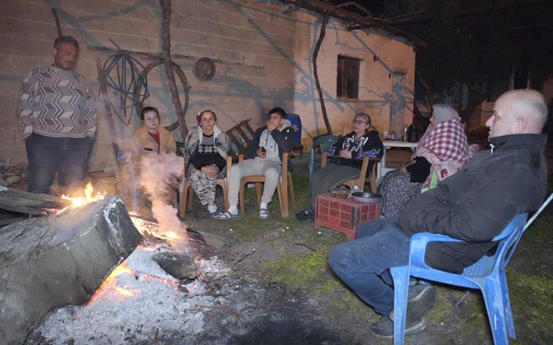 Deprem korkusuyla dışarıda sabahladılar