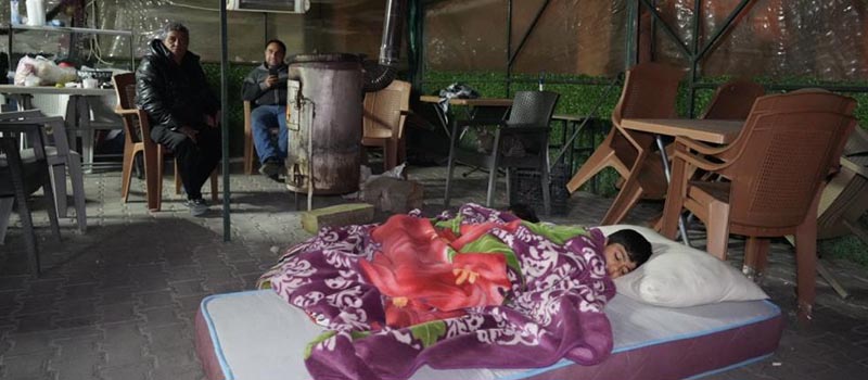 Denizli'de vatandaşlar deprem korkusuyla dışarıda sabahladı