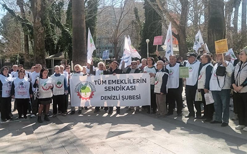 Emekliler, maaş ve bayram ikramiye talepleri için meydana çıktı