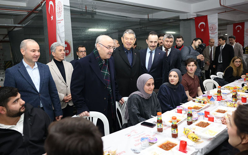 Protokol ve öğrenciler iftar sonrasında buluştu