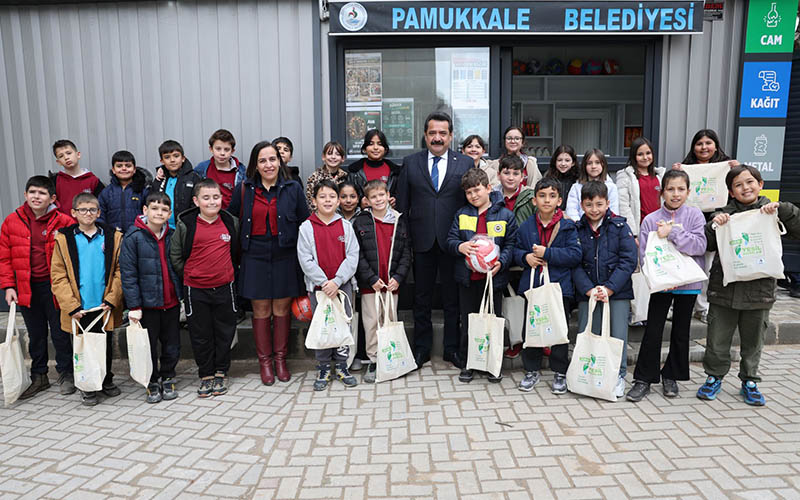 Pamukkale’de minik çevreciler atıklarını getirdi, ödüllerini aldı