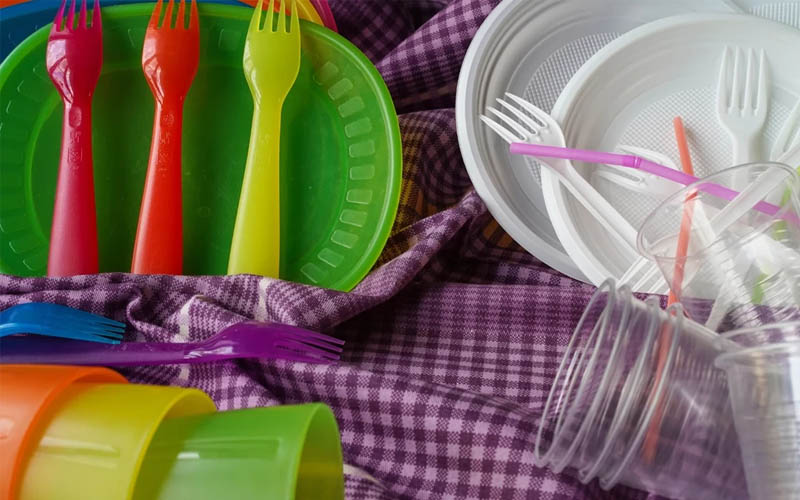 Plastik tabak, çatal ve pipetlere yasak geliyor