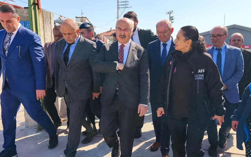 Vali Köşger, deprem açıklaması yaparken depreme yakalandı