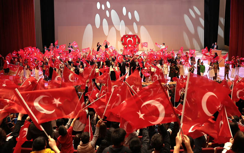 Bayram coşkusu, salon kırmızı beyaza boyandı