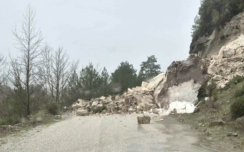 Heyelan meydana geldi, kaya parçaları yolu kapattı