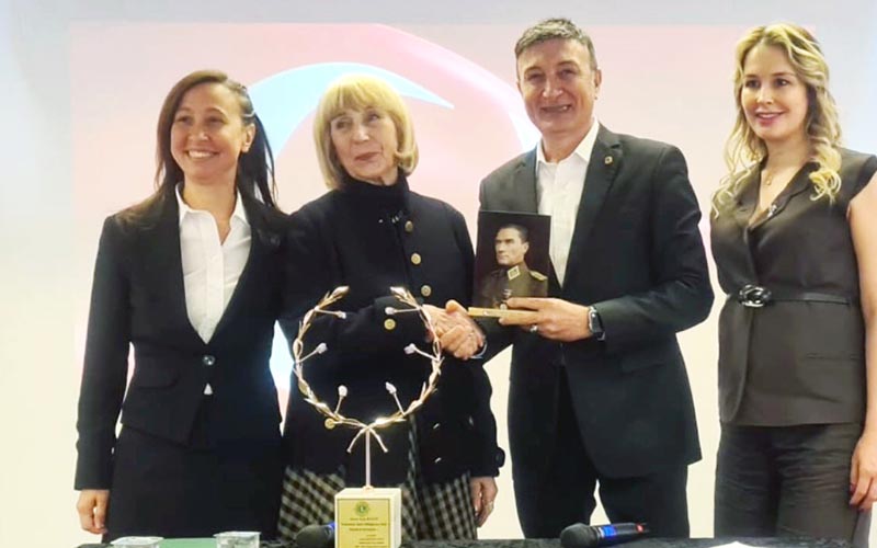 Ayşe Kulin ‘çok sevdiğim şehir’ dediği Denizli’de okurlarıyla buluştu