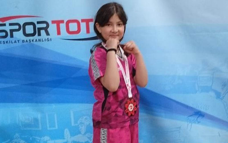 Denizlili minik sporcudan kick boksta gümüş madalya