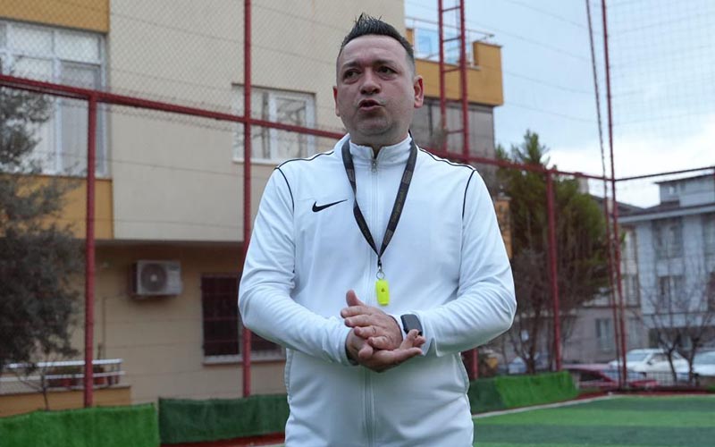Memurluğu bırakıp futbol kulübü kurdu