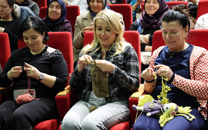 El Emeği Projesi tanıtım toplantısına katılan Doğan, kadın üreticilerle çanta ördü