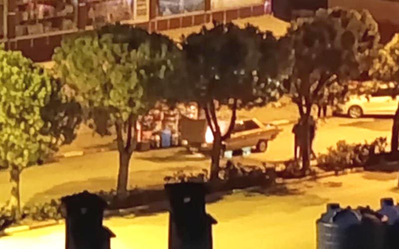 Otomobil alev aldı, sürücünün yardımına itfaiye ekibi yetişti