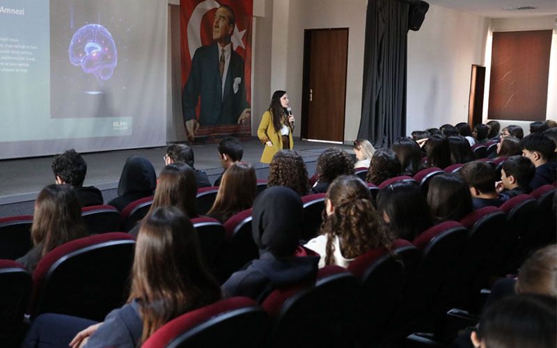 PAÜ’lü akademisyen Karademir, öğrencilere dijital amneziyi anlattı