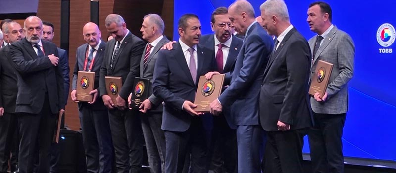 Denizli Cumhurbaşkanı Erdoğan’dan Denizli Ticaret Odası (DTO) Başkanı Uğur Erdoğan’a plaket