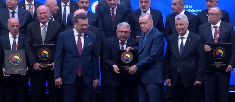 Denizli Cumhurbaşkanı Erdoğan’dan Denizli Ticaret Odası (DTO) Başkanı Uğur Erdoğan’a plaket