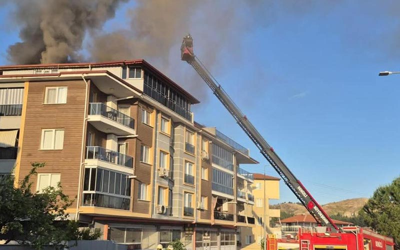 Apartmanın çatı katında yangın çıktı