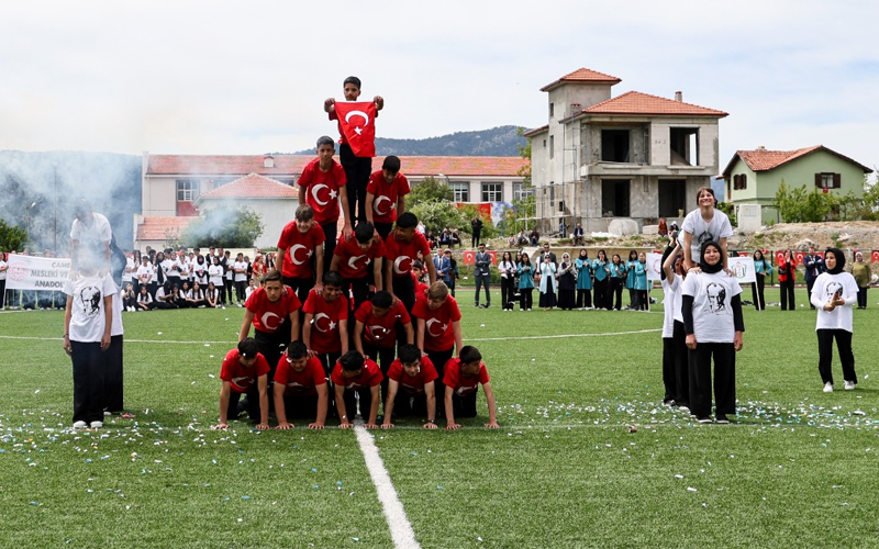 Çamelili öğrencilerden Türk bayraklı kule gösterisi